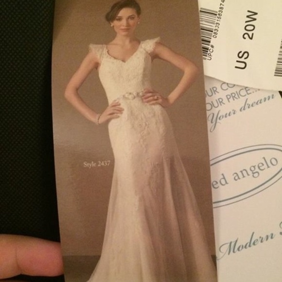 Wedding dress - Picture 1 of 3